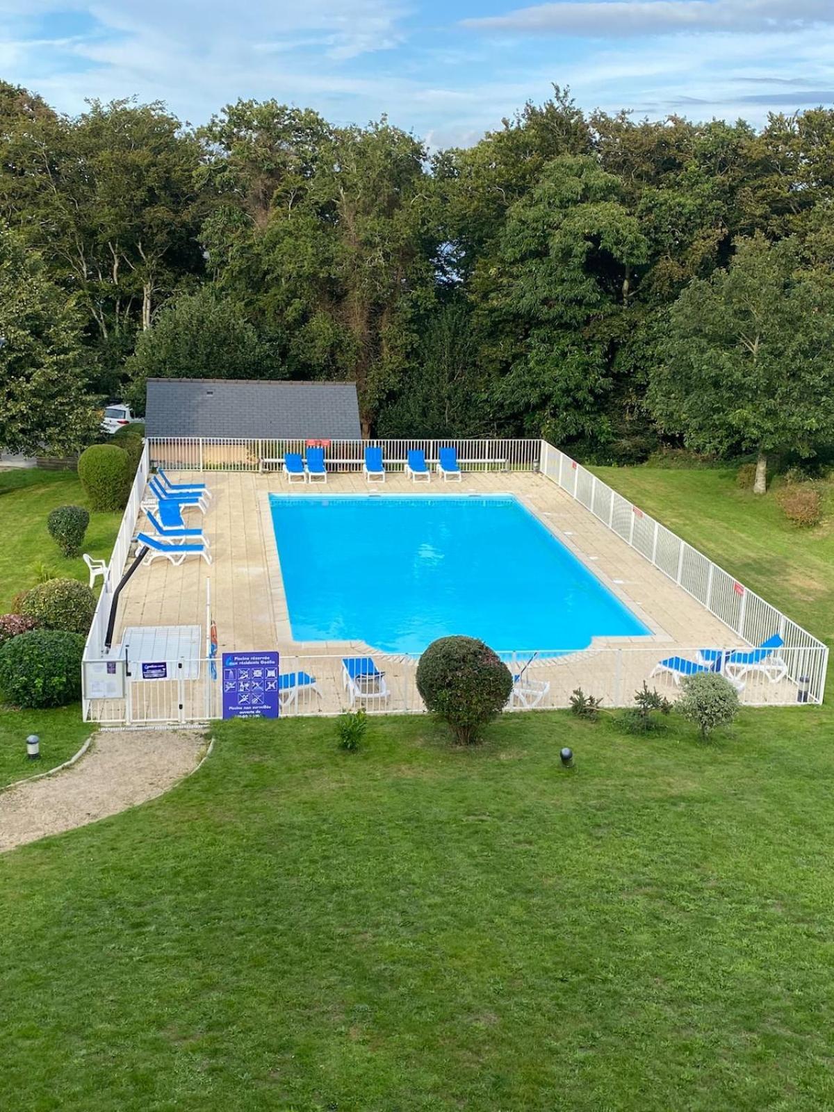 Appartement Dans Une Residence Avec Piscines Carantec Exterior photo